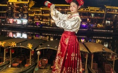 王思聪现身讽刺伊利